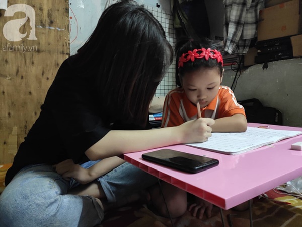 Cuộc sống hiện tại của bé gái phối đồ cũ cực chất từng gây bão MXH: Ban ngày đi học, tối đến cùng mẹ ra vỉa hè bán hàng rong-6