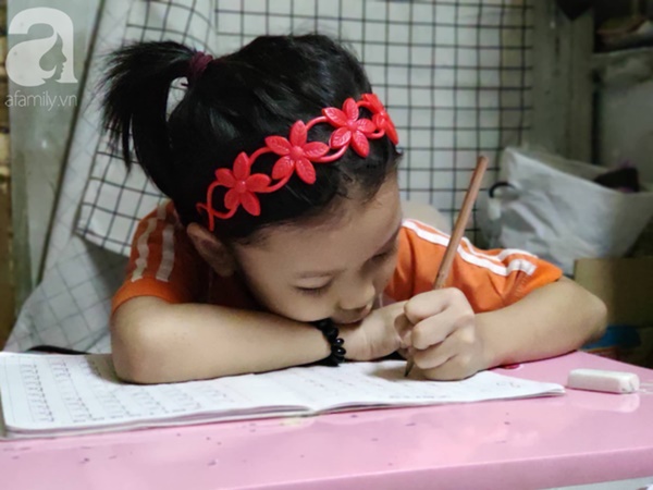 Cuộc sống hiện tại của bé gái phối đồ cũ cực chất từng gây bão MXH: Ban ngày đi học, tối đến cùng mẹ ra vỉa hè bán hàng rong-7