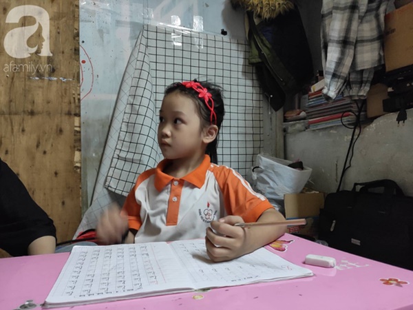 Cuộc sống hiện tại của bé gái phối đồ cũ cực chất từng gây bão MXH: Ban ngày đi học, tối đến cùng mẹ ra vỉa hè bán hàng rong-8