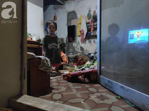 Cuộc sống hiện tại của bé gái phối đồ cũ cực chất từng gây bão MXH: Ban ngày đi học, tối đến cùng mẹ ra vỉa hè bán hàng rong-12