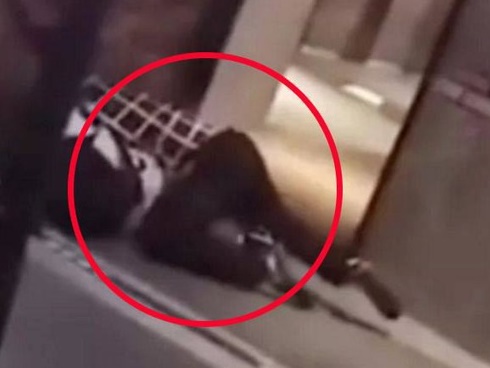 Vừa về đến cửa nhà, cô gái bị kẻ biến thái xông vào tấn công, cảnh sát công bố danh tính của tên này khiến cả đất nước phẫn nộ-4