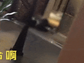 Đi xem phim cùng dì, bé gái 6 tuổi bị kẻ biến thái dâm ô ngay trong nhà vệ sinh, 2 người lớn cũng cùng số phận-3