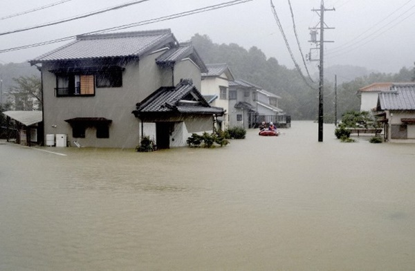 Siêu bão Hagibis chính thức đổ bộ vào Nhật Bản, khiến ít nhất 1 người chết, 33 người bị thương, dự kiến xả đập khiến nguy cơ lũ lụt trên diện rộng-1
