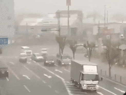 Trái ngược với bầu trời tím dự báo điềm dữ trước khi Hagibis đổ bộ, dân Nhật hứng khởi với cảnh quang đãng, trăng sáng rực lúc siêu bão đi qua-19