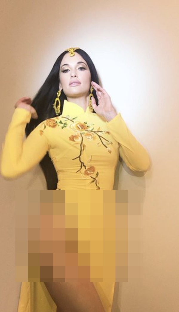 Nữ ca sĩ nhạc đồng quê Kacey Musgraves gây bức xúc khi mặc áo dài Việt Nam nhưng quên mặc quần-3