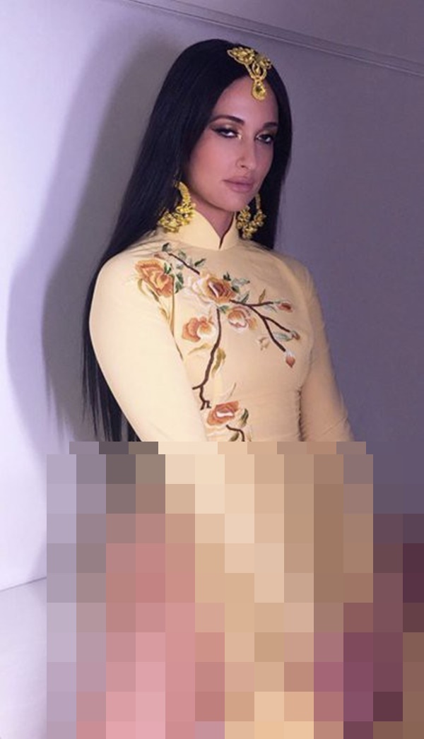 Nữ ca sĩ nhạc đồng quê Kacey Musgraves gây bức xúc khi mặc áo dài Việt Nam nhưng quên mặc quần-5