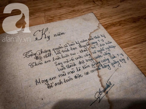 Tình như đôi vợ chồng bác sĩ - giáo viên 60 tuổi: Con gái khoe” nhật ký mùi mẫn bố mẹ yêu nhau từ thuở 16, xa nhau 11 năm vẫn đằng đẵng đợi chờ-1