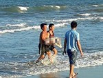 Rủ nhau ra biển tắm, hai học sinh bị sóng cuốn trôi ngày giáp Tết-3
