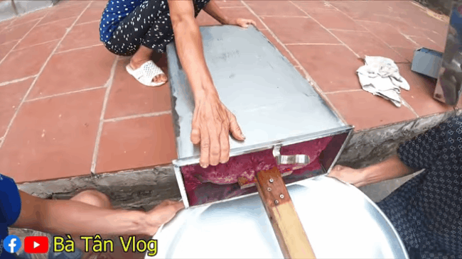 Hì hục làm que kem khổng lồ 60kg từ thanh long ruột đỏ, bà Tân Vlog lại bị bắt lỗi đủ thứ, còn bị dân mạng hỏi khó, chê không có tính giáo dục-5