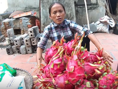 Hì hục làm que kem khổng lồ 60kg từ thanh long ruột đỏ, bà Tân Vlog lại bị 