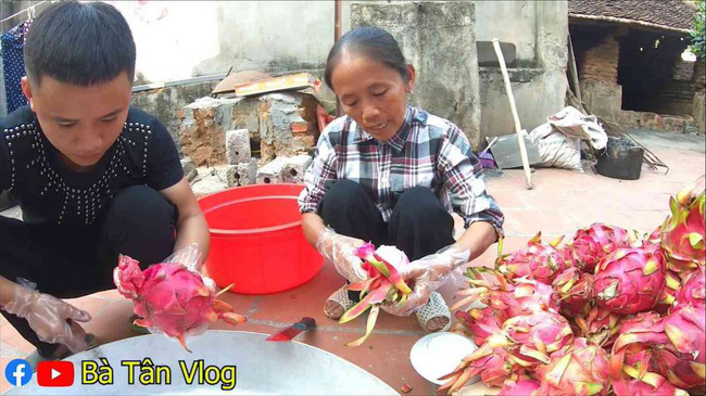 Hì hục làm que kem khổng lồ 60kg từ thanh long ruột đỏ, bà Tân Vlog lại bị bắt lỗi đủ thứ, còn bị dân mạng hỏi khó, chê không có tính giáo dục-2