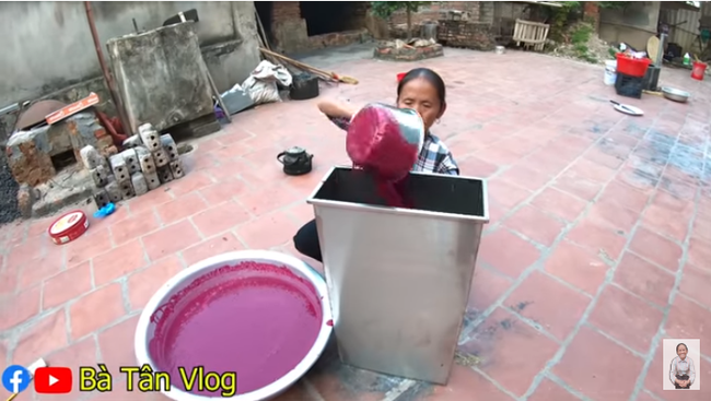 Hì hục làm que kem khổng lồ 60kg từ thanh long ruột đỏ, bà Tân Vlog lại bị bắt lỗi đủ thứ, còn bị dân mạng hỏi khó, chê không có tính giáo dục-4