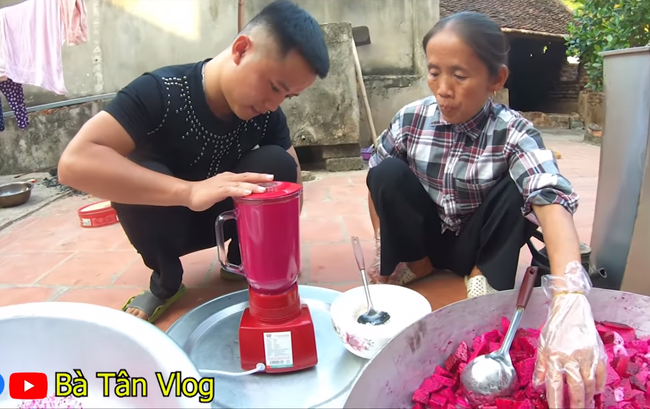 Hì hục làm que kem khổng lồ 60kg từ thanh long ruột đỏ, bà Tân Vlog lại bị bắt lỗi đủ thứ, còn bị dân mạng hỏi khó, chê không có tính giáo dục-3