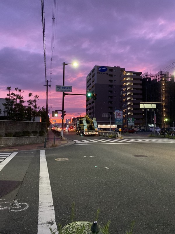 Trái ngược với bầu trời tím dự báo điềm dữ trước khi Hagibis đổ bộ, dân Nhật hứng khởi với cảnh quang đãng, trăng sáng rực lúc siêu bão đi qua-4