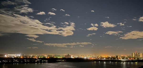 Trái ngược với bầu trời tím dự báo điềm dữ trước khi Hagibis đổ bộ, dân Nhật hứng khởi với cảnh quang đãng, trăng sáng rực lúc siêu bão đi qua-6