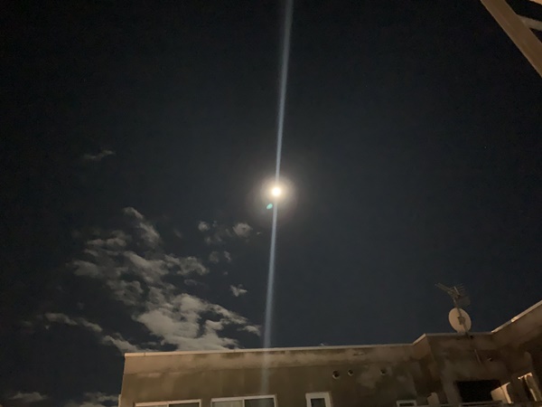 Trái ngược với bầu trời tím dự báo điềm dữ trước khi Hagibis đổ bộ, dân Nhật hứng khởi với cảnh quang đãng, trăng sáng rực lúc siêu bão đi qua-12