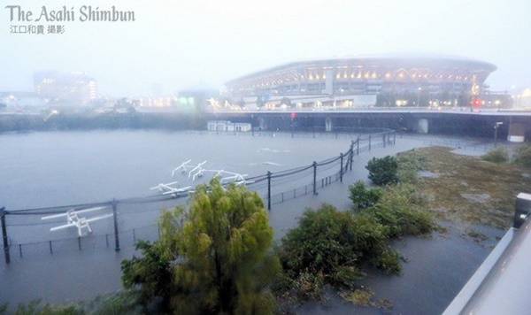 Trái ngược với bầu trời tím dự báo điềm dữ trước khi Hagibis đổ bộ, dân Nhật hứng khởi với cảnh quang đãng, trăng sáng rực lúc siêu bão đi qua-16