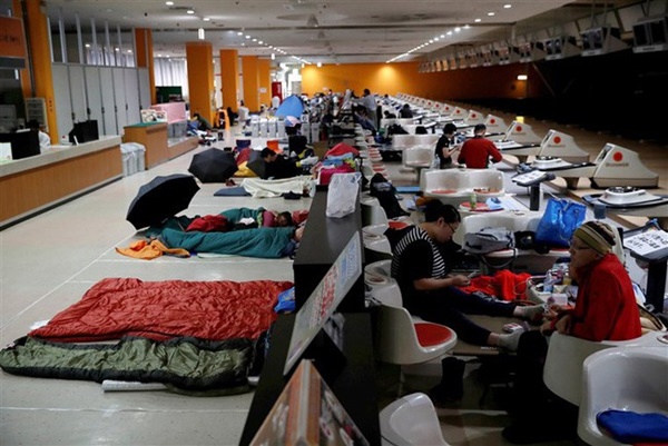 Trái ngược với bầu trời tím dự báo điềm dữ trước khi Hagibis đổ bộ, dân Nhật hứng khởi với cảnh quang đãng, trăng sáng rực lúc siêu bão đi qua-18