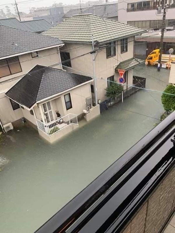 Cộng đồng mạng sửng sốt trước cảnh nước lũ ngập Nhật Bản vẫn sạch trong, không một cọng rác-1