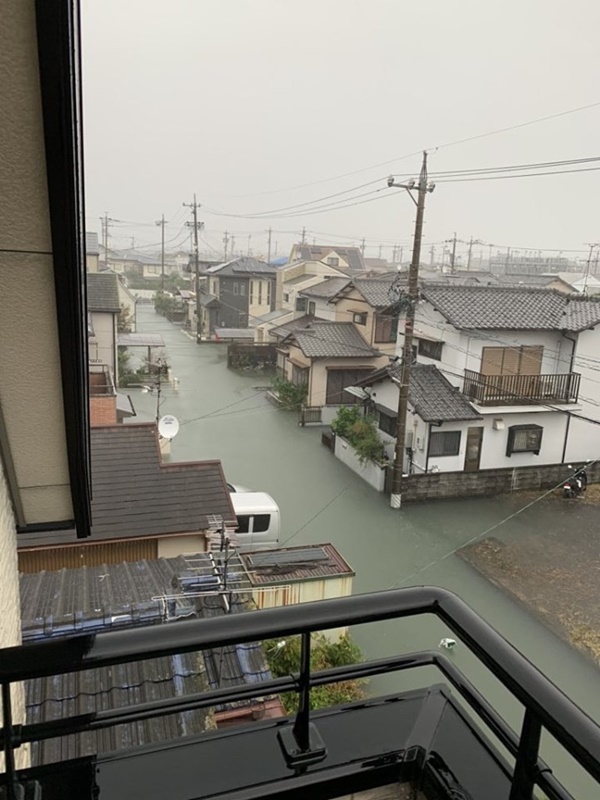 Cộng đồng mạng sửng sốt trước cảnh nước lũ ngập Nhật Bản vẫn sạch trong, không một cọng rác-2