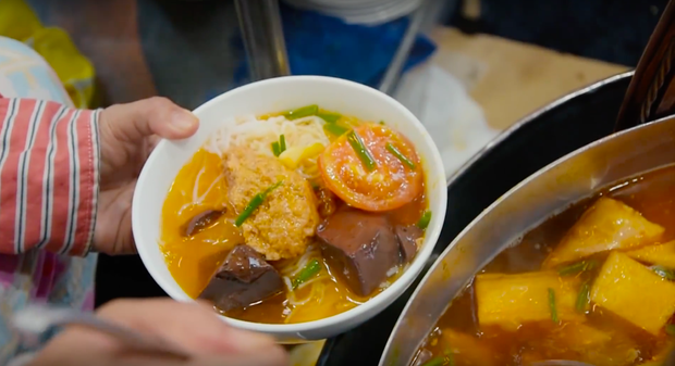 Là MC có thu nhập khủng nhất nhì Việt Nam nhưng Trấn Thành ăn uống lại cực giản dị, toàn rủ bạn bè đi ăn đồ vỉa hè bình dân-4