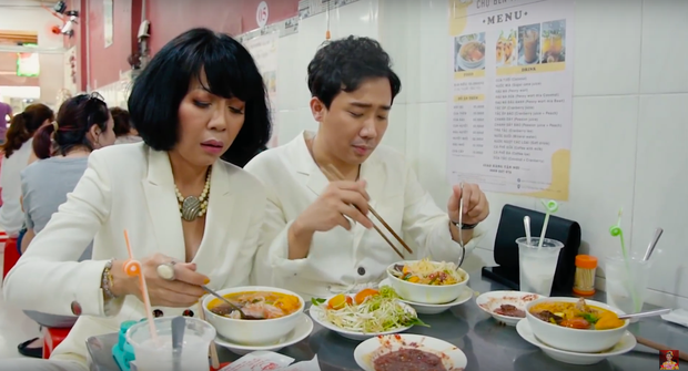 Là MC có thu nhập khủng nhất nhì Việt Nam nhưng Trấn Thành ăn uống lại cực giản dị, toàn rủ bạn bè đi ăn đồ vỉa hè bình dân-5