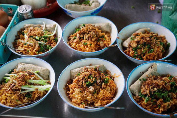 Là MC có thu nhập khủng nhất nhì Việt Nam nhưng Trấn Thành ăn uống lại cực giản dị, toàn rủ bạn bè đi ăn đồ vỉa hè bình dân-8