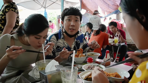 Là MC có thu nhập khủng nhất nhì Việt Nam nhưng Trấn Thành ăn uống lại cực giản dị, toàn rủ bạn bè đi ăn đồ vỉa hè bình dân-9