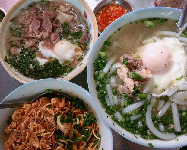 Là MC có thu nhập khủng nhất nhì Việt Nam nhưng Trấn Thành ăn uống lại cực giản dị, toàn rủ bạn bè đi ăn đồ vỉa hè bình dân-7