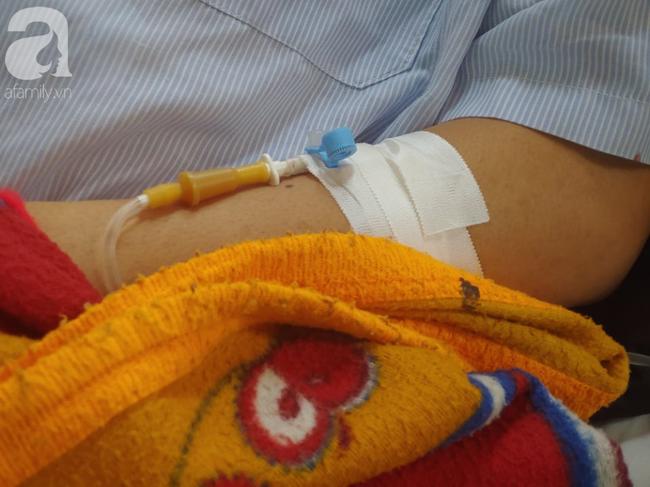 Bế tắc vì cảnh nghèo, con trai uống thuốc trừ sâu tự tử khiến người mẹ rụng rời tìm tiền cứu chữa-3