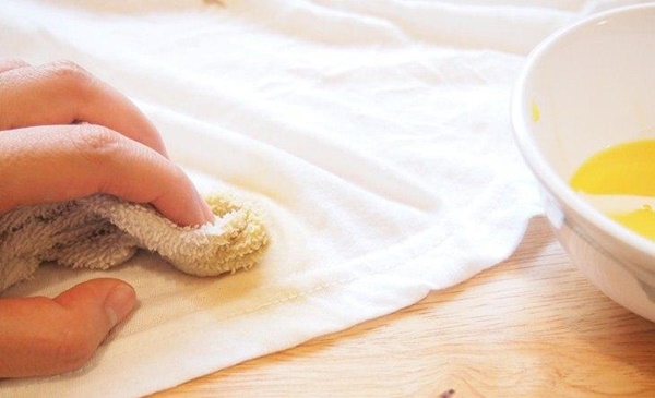 Đổ lòng trắng vào giặt quần áo ai cũng thắc mắc nhưng chỉ 30 phút sau hiệu quả bất ngờ-1