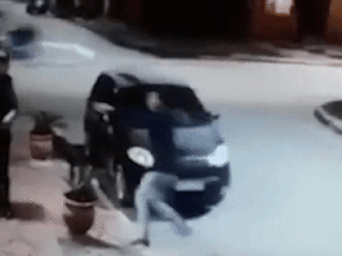 Người phụ nữ bị kẻ giật ví kéo lê hàng chục mét trên đường-1