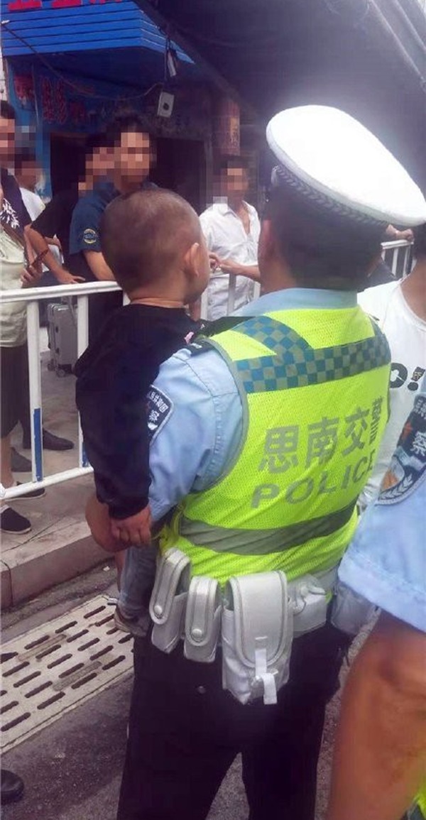 Xích mích với em trai 2 tuổi, anh trai mất bình tĩnh tát em ngã lăn ra đường suýt bị xe đâm và lời cảnh tỉnh đến cha mẹ-1