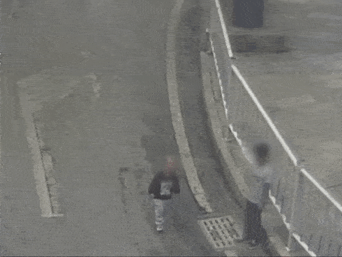 Bé trai 6 tuổi ngã từ tầng 28 tử vong tại chỗ, cảnh tượng thi thể nằm giữa bãi đậu xe và chiếc ghế ở ban công gây xót xa-4