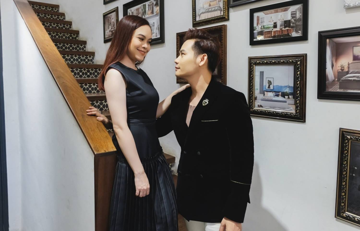 MC Hãy chọn giá đúng ngọt ngào hôn vợ kỷ niệm 20 năm yêu-1