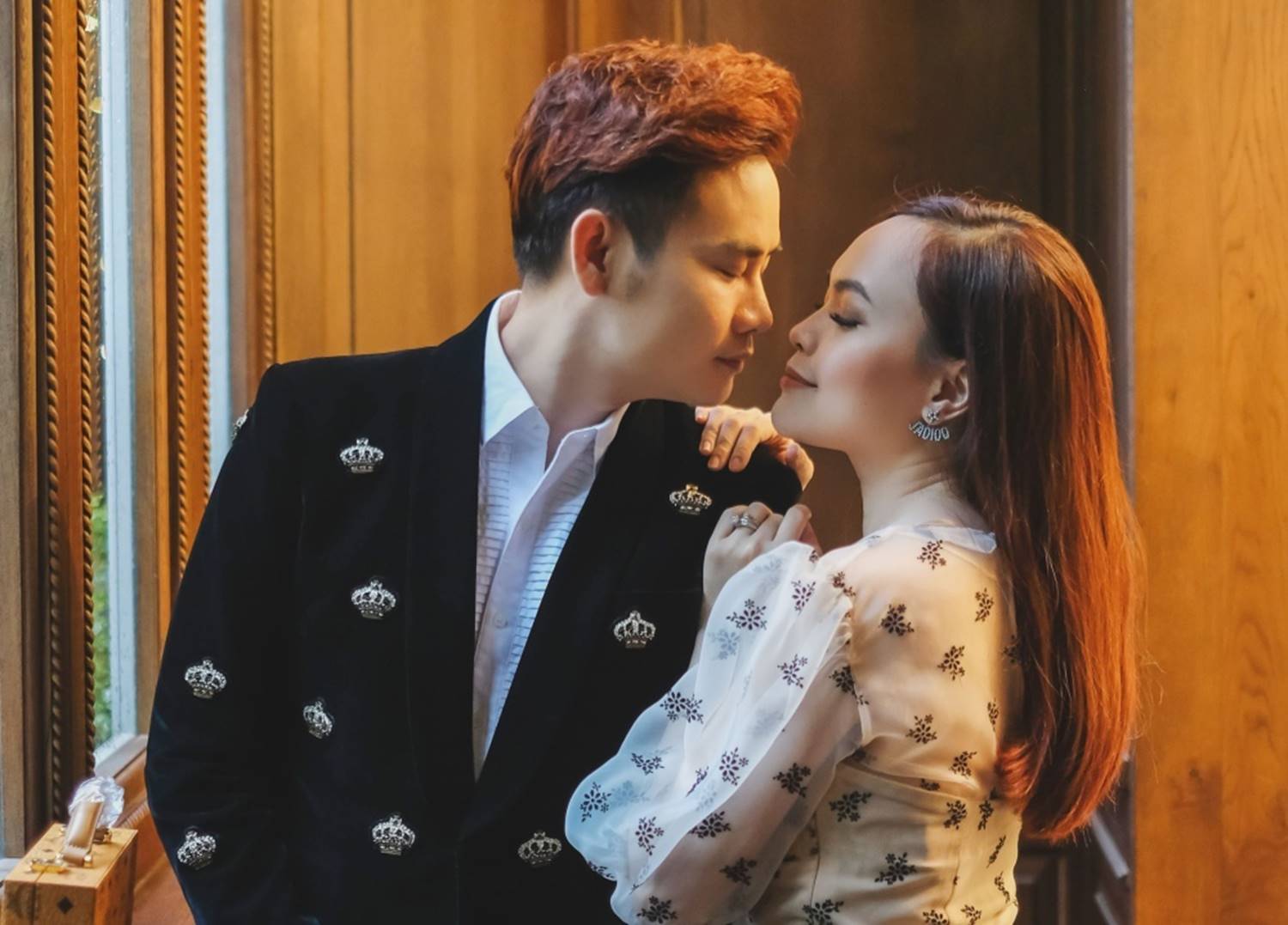 MC Hãy chọn giá đúng ngọt ngào hôn vợ kỷ niệm 20 năm yêu-3