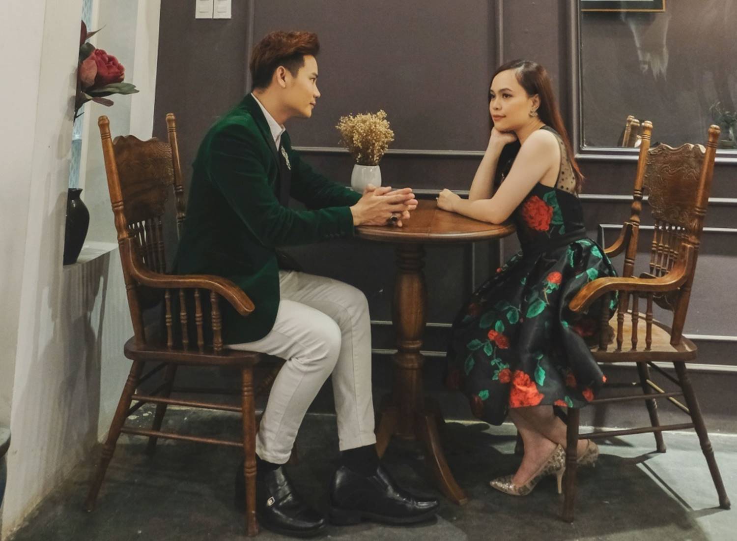 MC Hãy chọn giá đúng ngọt ngào hôn vợ kỷ niệm 20 năm yêu-4