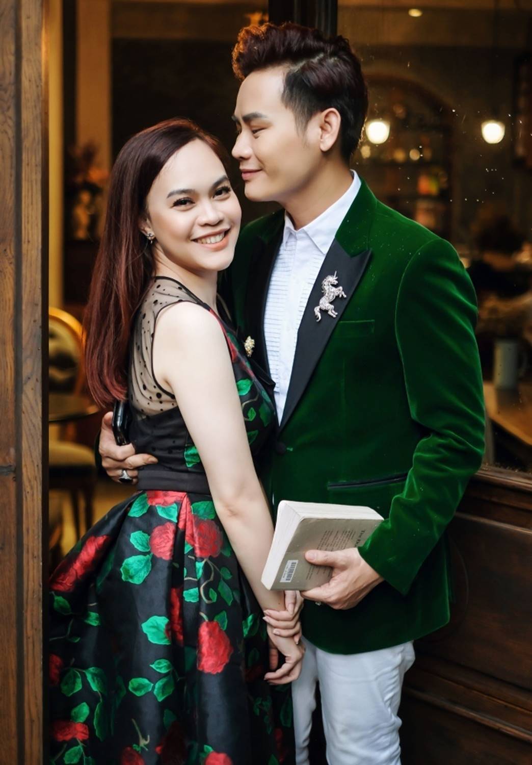 MC Hãy chọn giá đúng ngọt ngào hôn vợ kỷ niệm 20 năm yêu-5