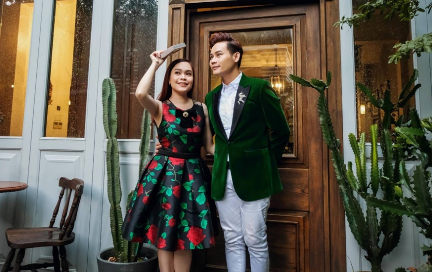 MC Hãy chọn giá đúng ngọt ngào hôn vợ kỷ niệm 20 năm yêu-6