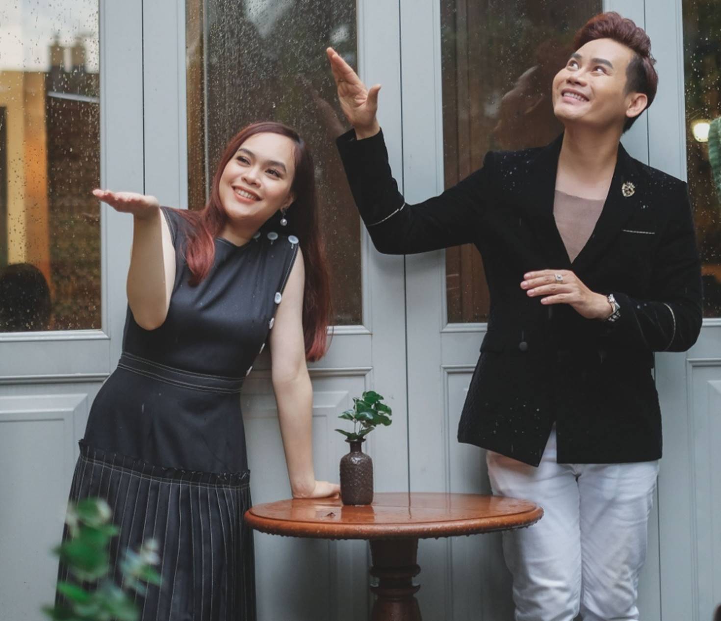 MC Hãy chọn giá đúng ngọt ngào hôn vợ kỷ niệm 20 năm yêu-8