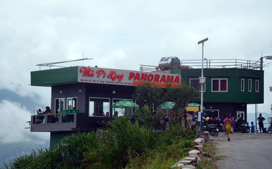 Người dân nói bà chủ gai bê tông trên Mã Pì Lèng làm màu” khi bảo phát quần áo cho trẻ em bản địa-1