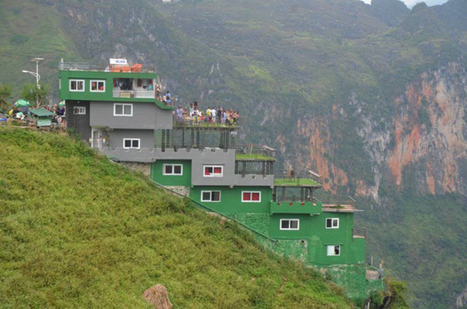 Người dân nói bà chủ gai bê tông trên Mã Pì Lèng làm màu” khi bảo phát quần áo cho trẻ em bản địa-2