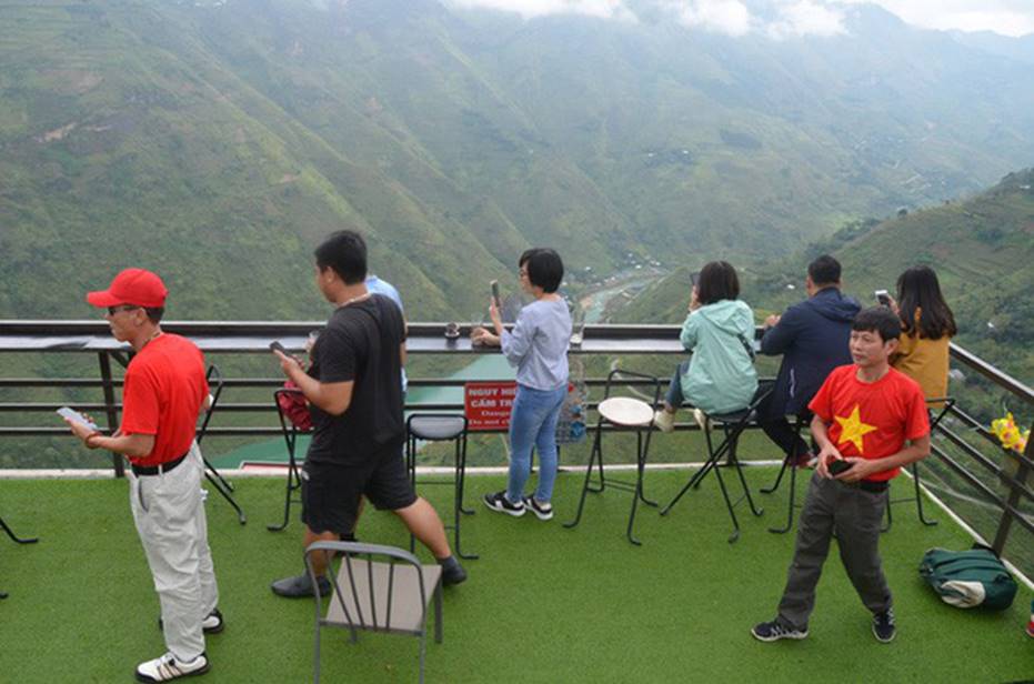 Người dân nói bà chủ gai bê tông trên Mã Pì Lèng làm màu” khi bảo phát quần áo cho trẻ em bản địa-3