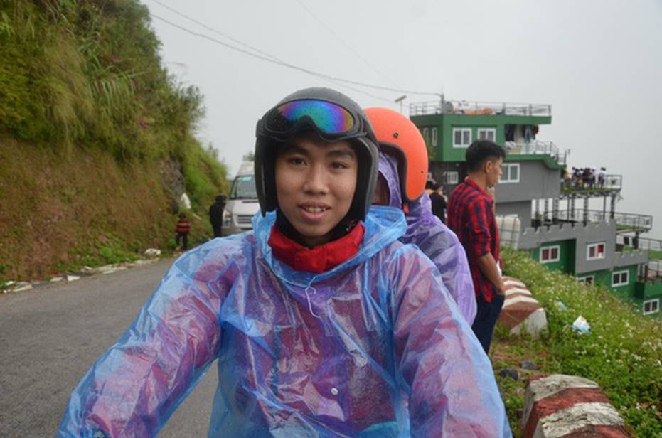 Người dân nói bà chủ gai bê tông trên Mã Pì Lèng làm màu” khi bảo phát quần áo cho trẻ em bản địa-4