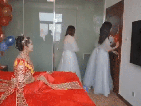 Phụ dâu ngã sấp mặt vì thách thức dàn rể phụ vào phòng tân hôn