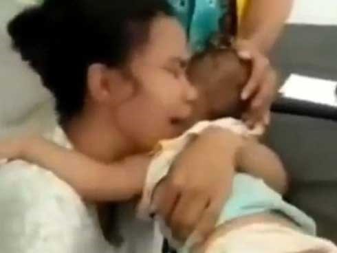 Cậu bé chết thảm khi nghịch dây sạc cắm trong ổ điện, bà mẹ trẻ hối hận gào khóc thê lương