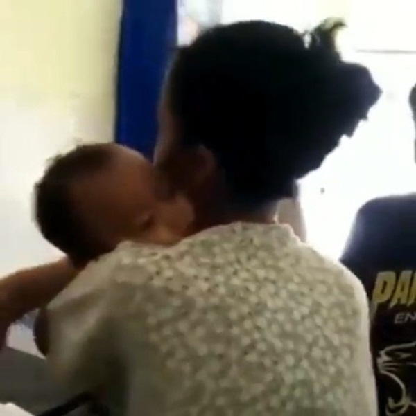 Cậu bé chết thảm khi nghịch dây sạc cắm trong ổ điện, bà mẹ trẻ hối hận gào khóc thê lương-2