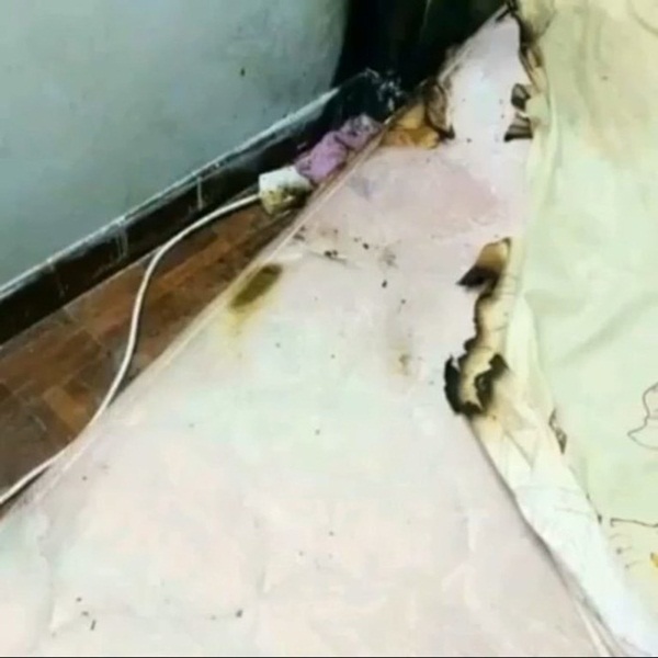 Cậu bé chết thảm khi nghịch dây sạc cắm trong ổ điện, bà mẹ trẻ hối hận gào khóc thê lương-4