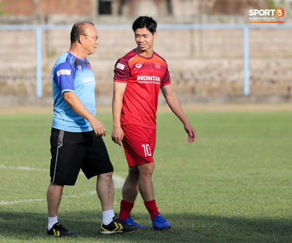 Công Phượng ngại ngùng vì phải trả lời phải phỏng vấn mà quên chưa... cạo râu-1