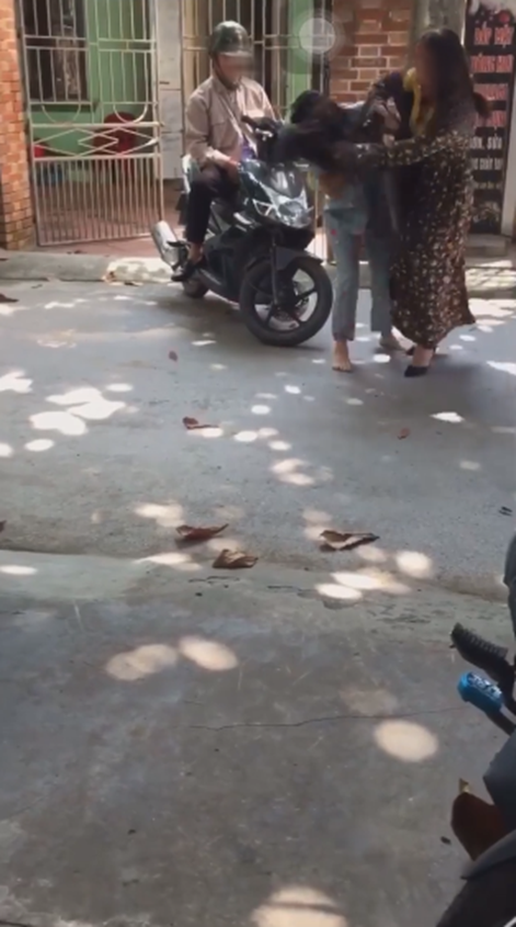 Xôn xao cảnh vợ bắt quả tang chồng ngoại tình còn bị tình địch đánh ghen ngược đến mức vỡ đầu phải kêu cứu-2